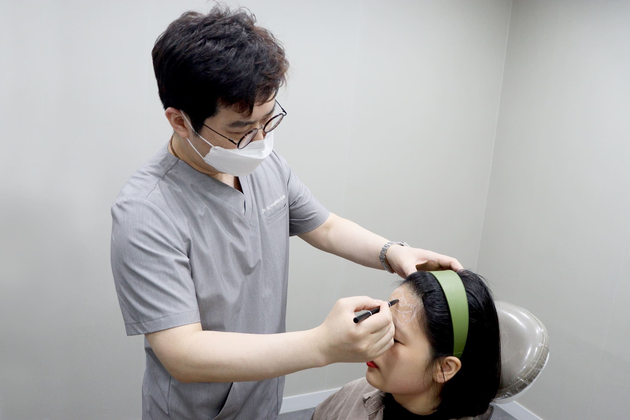 강건우 원장 시술 장면